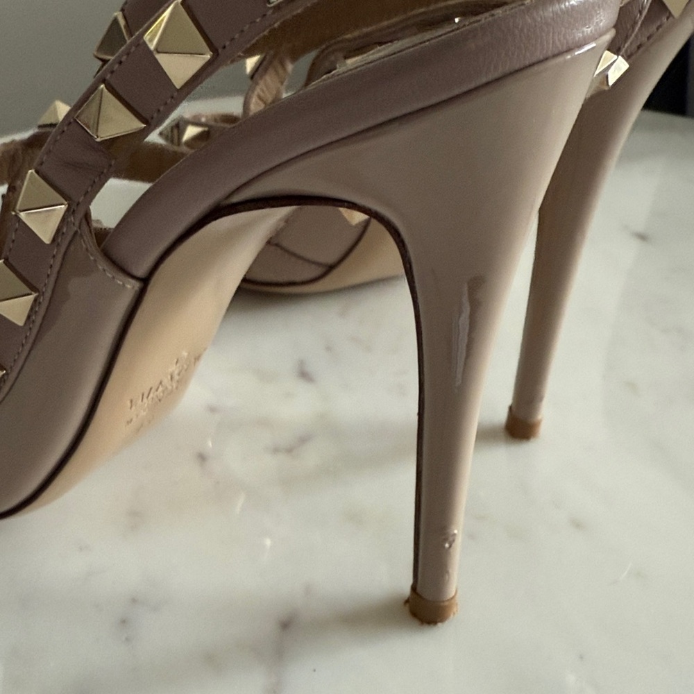 Valentino Garavani Rockstud T-Strap Pointed Toe Pump Size 38 - Picture 9 of 10